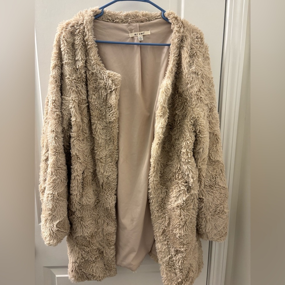 Francesca’s Miami fur coat
